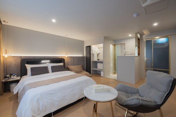 Luxury Double Room | Premium bedding, desk, laptop workspace, blackout drapes - DongRae Denbasta Hotel (Busan)