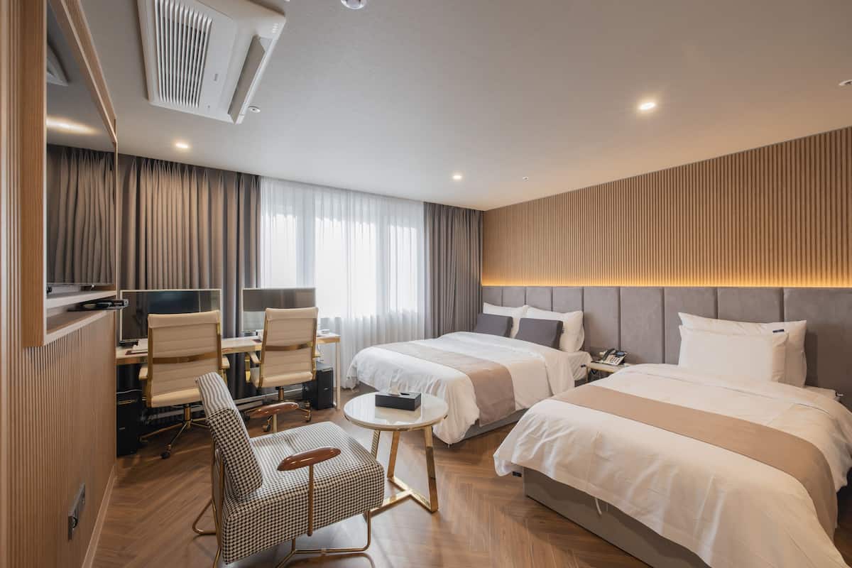 Premium Twin Room | Premium bedding, desk, laptop workspace, blackout drapes