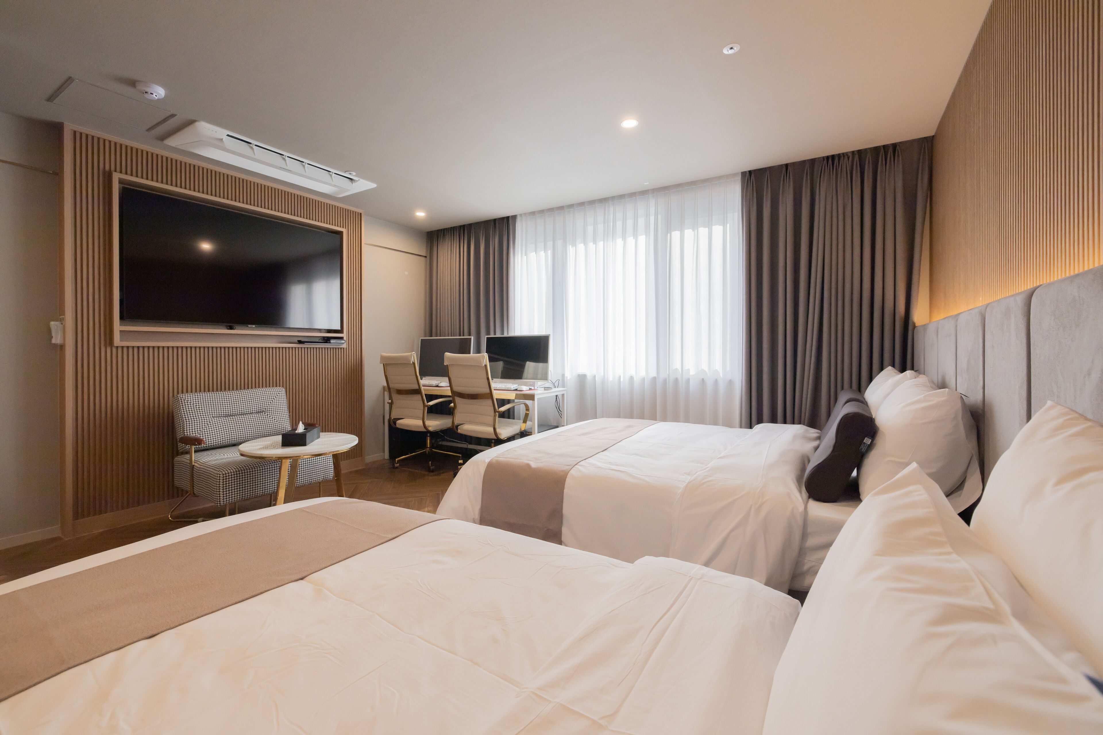 Phòng 2 giường đơn Premium | Bộ đồ giường cao cấp, bàn, khu vực làm việc phù hợp cho laptop 