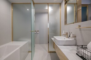 Deluxe Double Room | Bathroom | Shower, free toiletries, hair dryer, bathrobes - DongRae Denbasta Hotel (Busan)