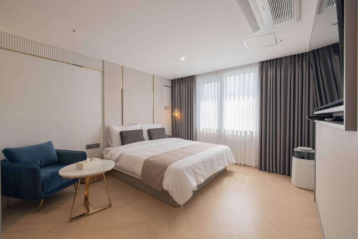 Elite Double Room, 1 King Bed, Non Smoking | Premium bedding, desk, laptop workspace, blackout drapes