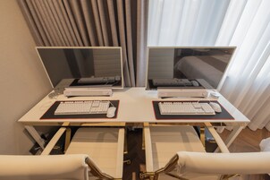 高級寢具、書桌、手提電腦工作空間、遮光窗簾/窗簾