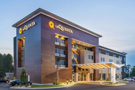 Exterior. La Quinta Inn & Suites by Wyndham Valdosta