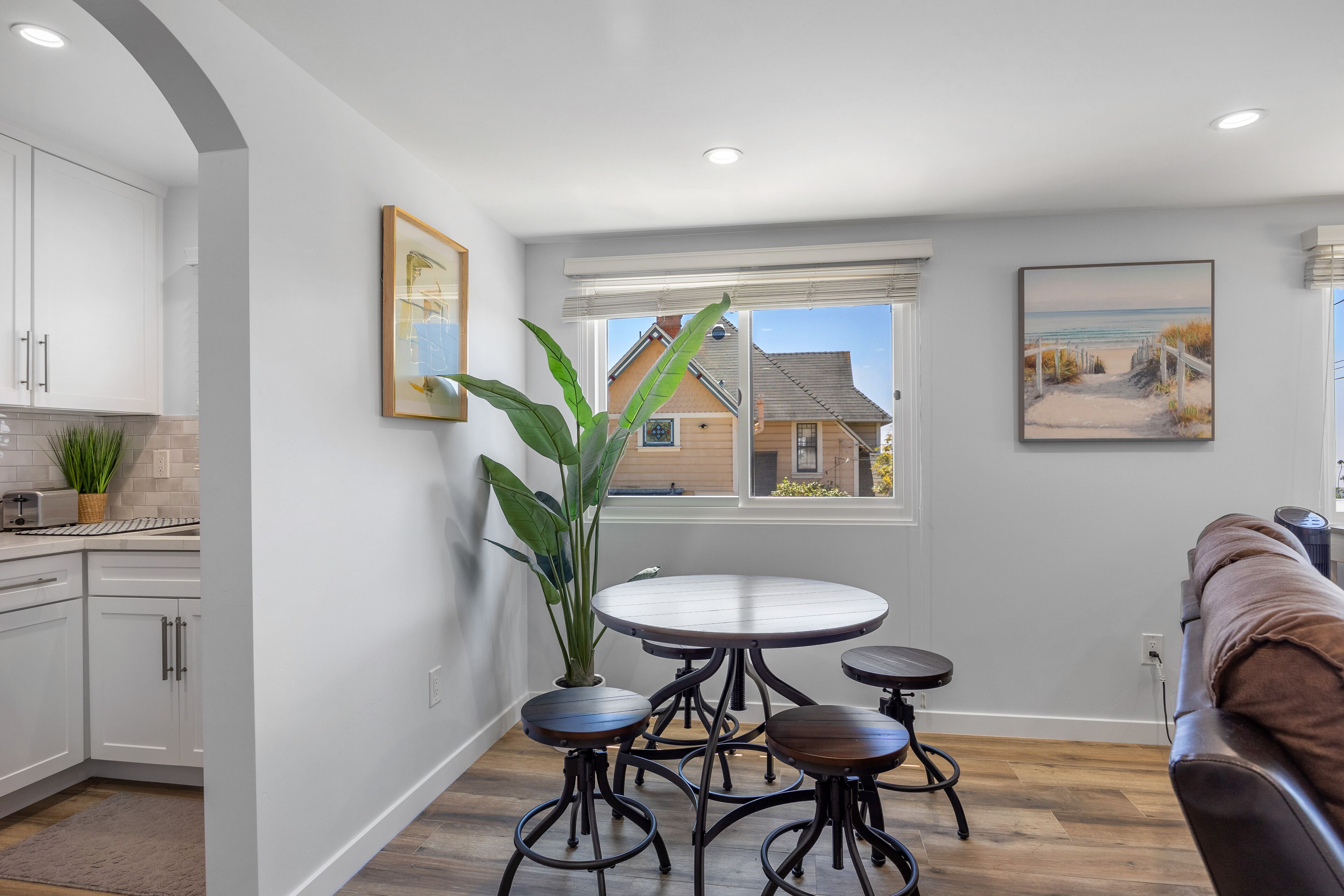 Updated studio with gas grill, gorgeous balcony views, free WiFi, full kitchen