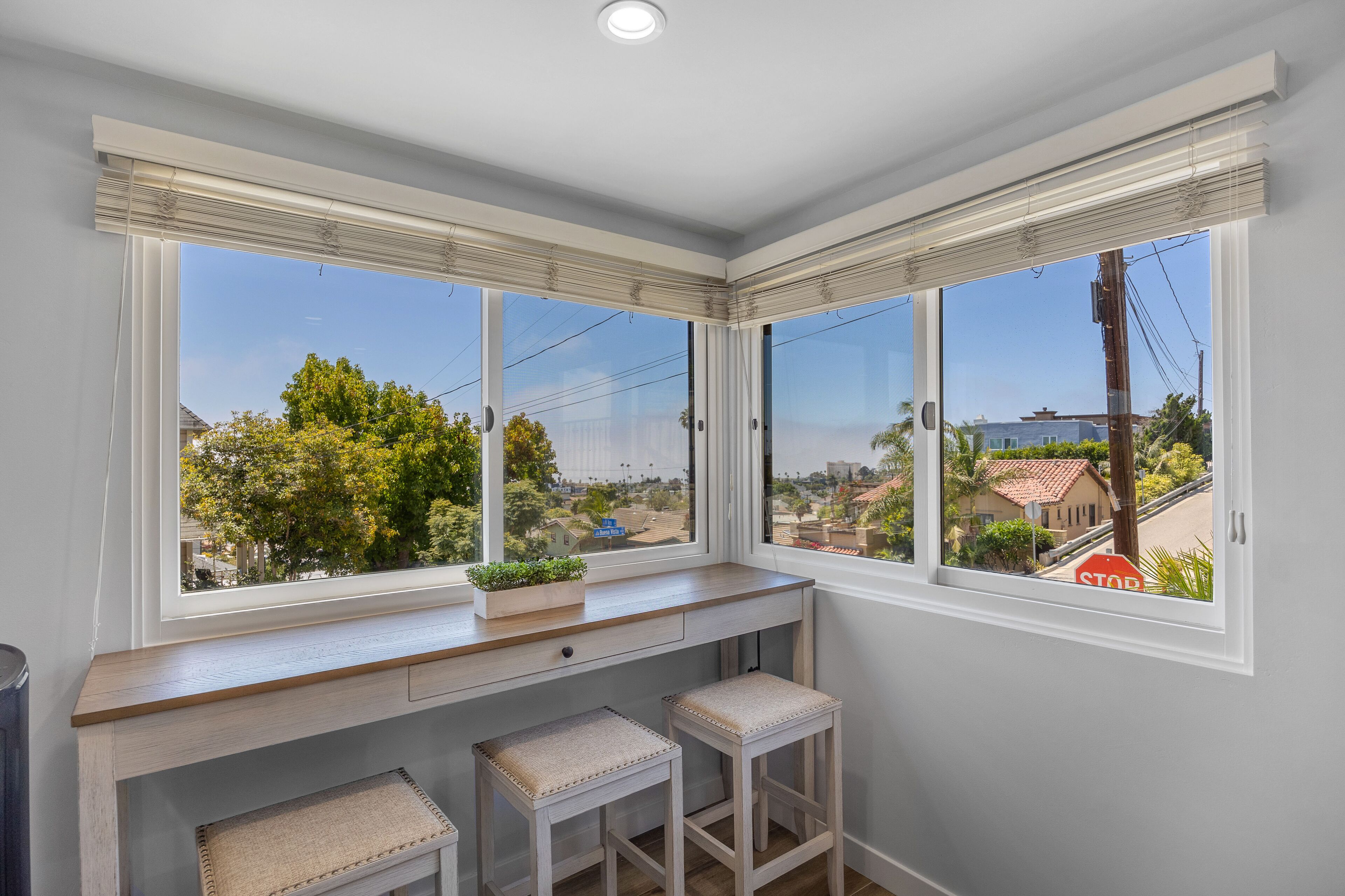 Updated studio with gas grill, gorgeous balcony views, free WiFi, full kitchen