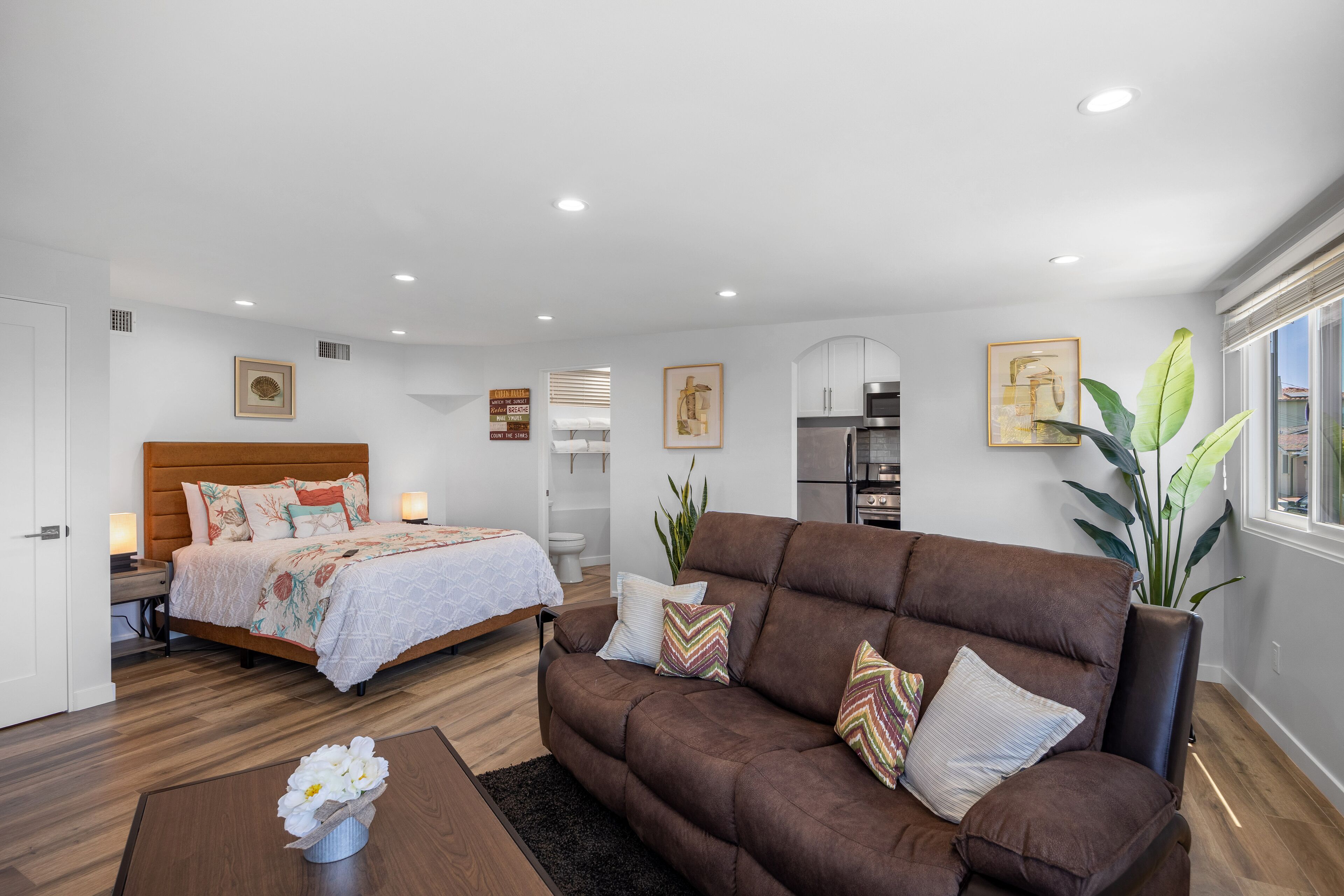 Updated studio with gas grill, gorgeous balcony views, free WiFi, full kitchen