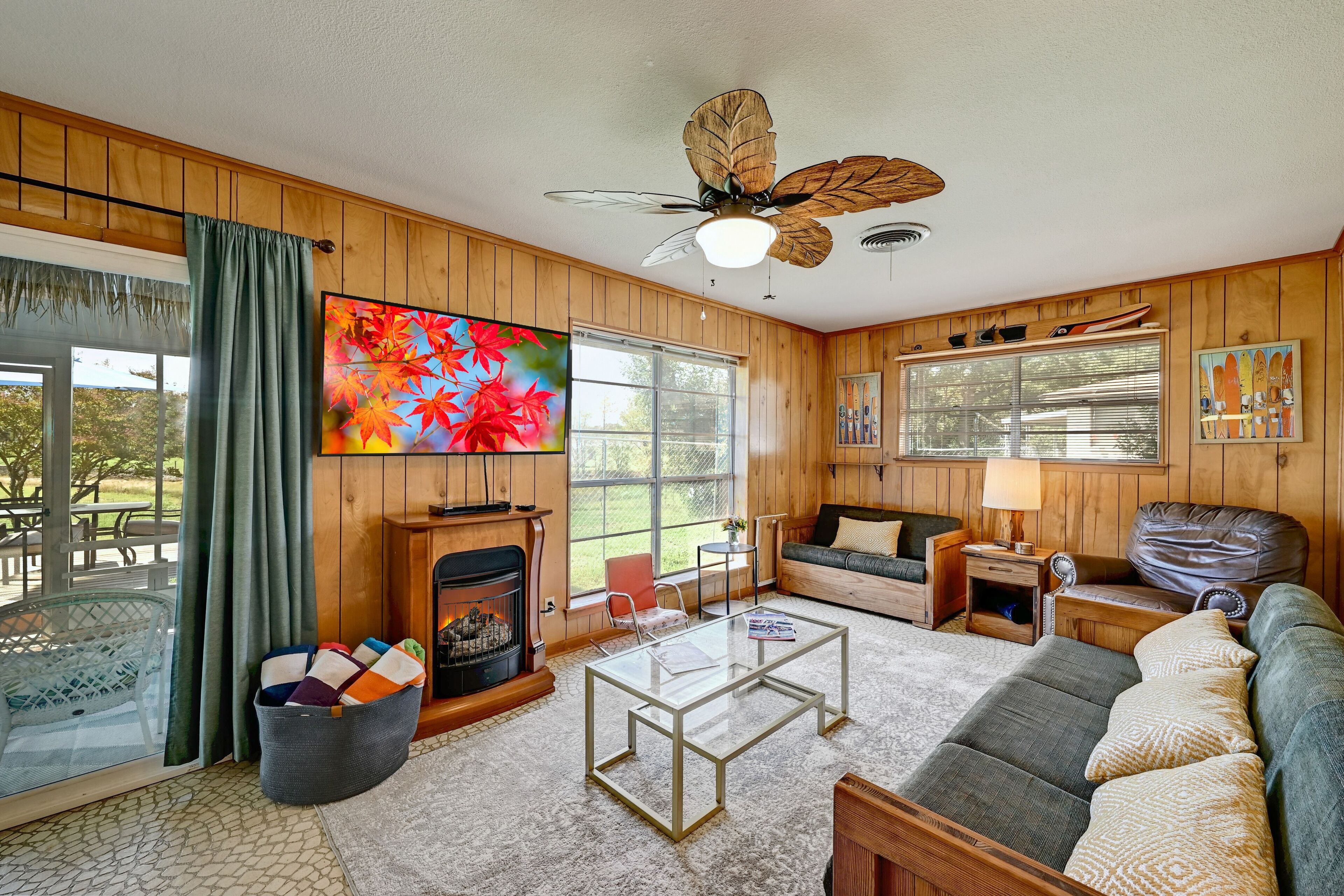 Rustic Lakehouse | 2 Story Outdoor Bar + Fire Pit + Smoker | Relax & Unwind