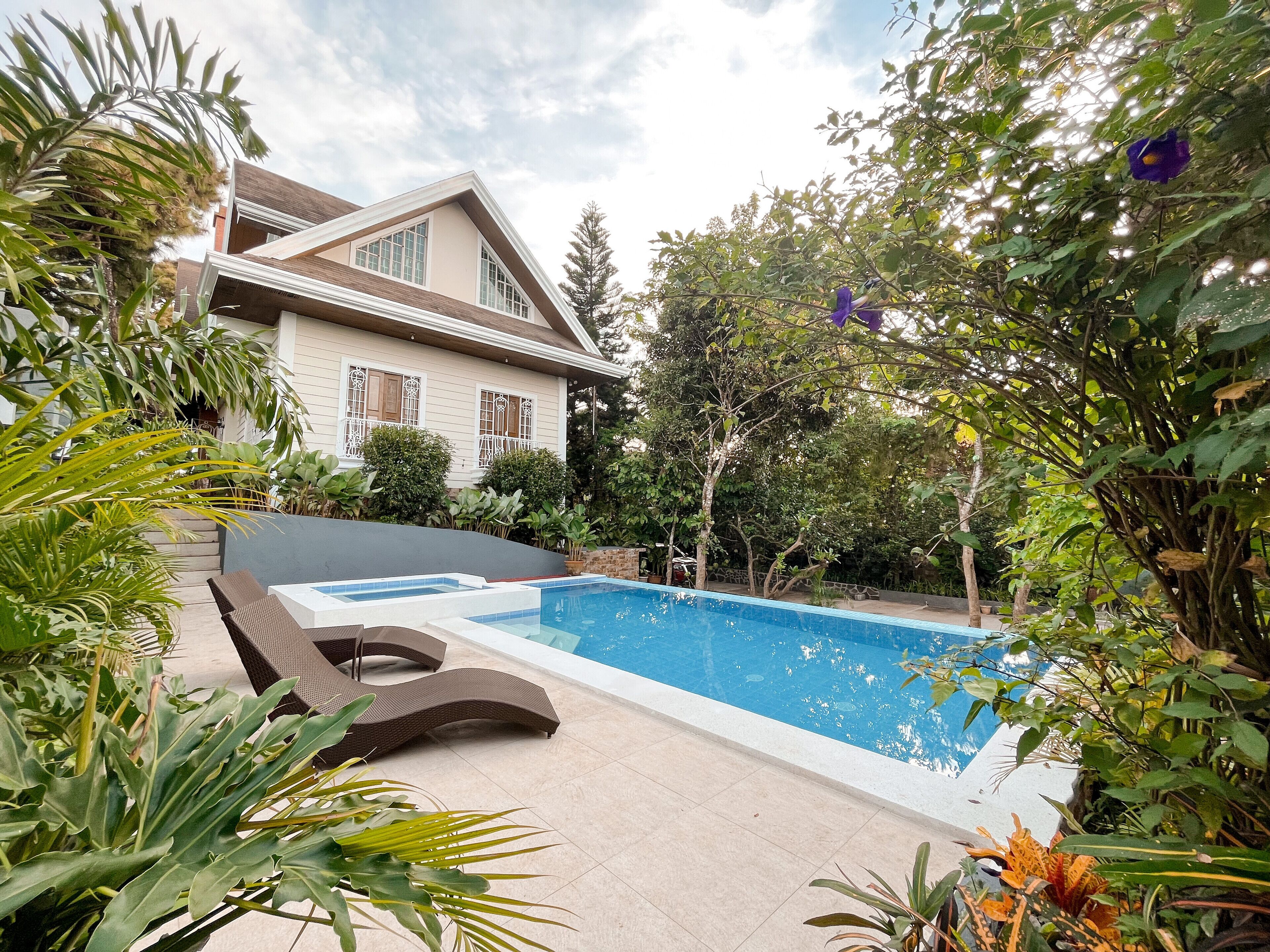 Ridgetop Resthouse with pool - 5 mins away from Tagaytay!