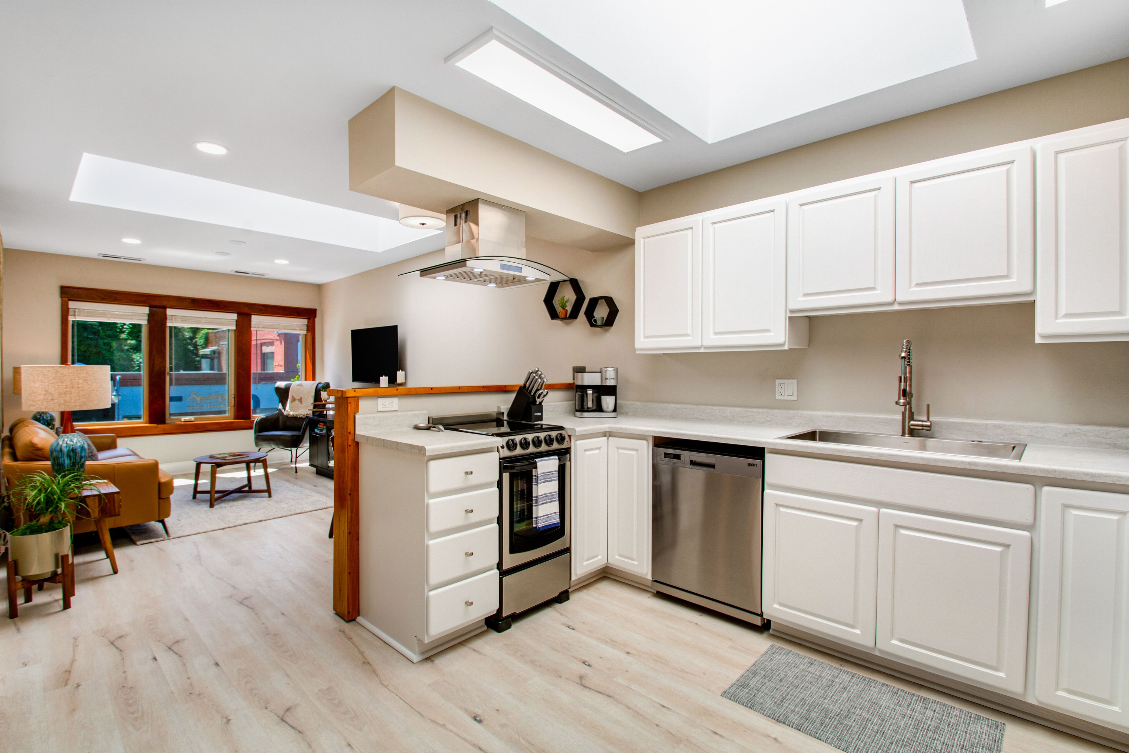 Coffee/tea maker, fridge, microwave, oven