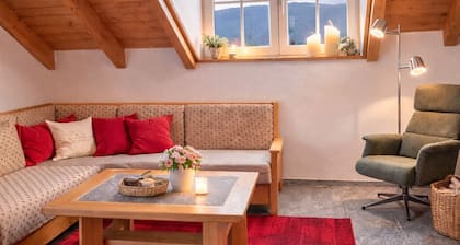 GroĂe Ferienwohnung mit Garten und Balkon