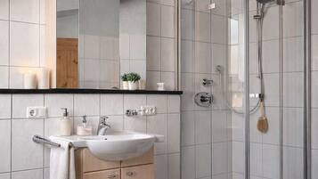 SĂšche-cheveux, savon, papier toilette
