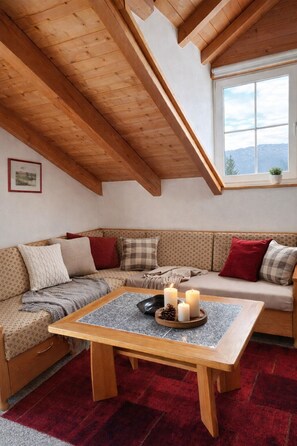 Fernseher, Bücher, Musikbibliothek, Stereoanlage