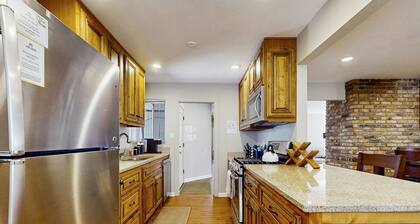 Cozy home with hot tub behind golf course & near casinos/event center