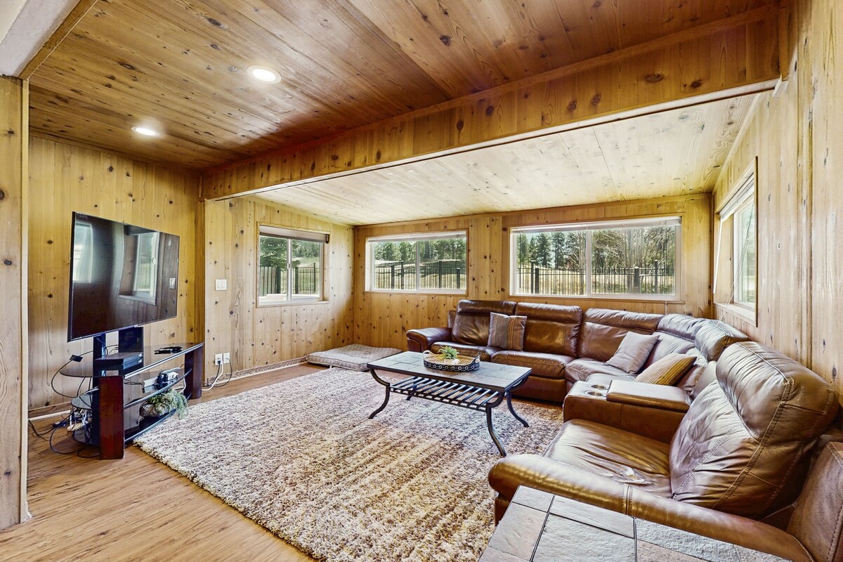 Cozy home with hot tub behind golf course & near casinos/event center