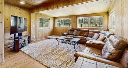 Edgewood Retreat | Hot Tub, Golf Course Views & Walk to Stateline