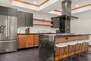 Frigorifero, forno, piano cottura, lavastoviglie