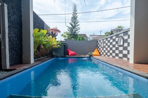 Outdoor pool - Josh Guest House (Buleleng)