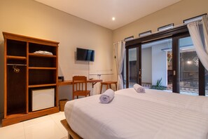 Desk, laptop workspace, soundproofing, free WiFi - Josh Guest House (Buleleng)