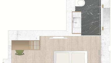 Plano de un cuarto de hotel con una cama grande, un escritorio, una silla, un baño pequeño y vistas a la ciudad.