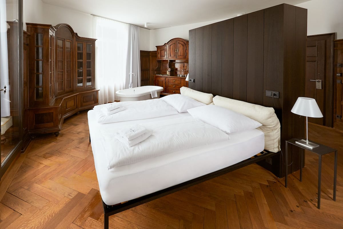 Exclusive-Suite