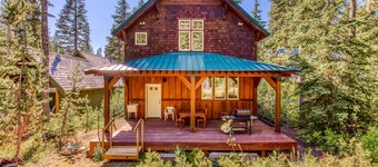 Beautiful mountain retreat with 2 suites & bunkroom, walk to dining & amenities
