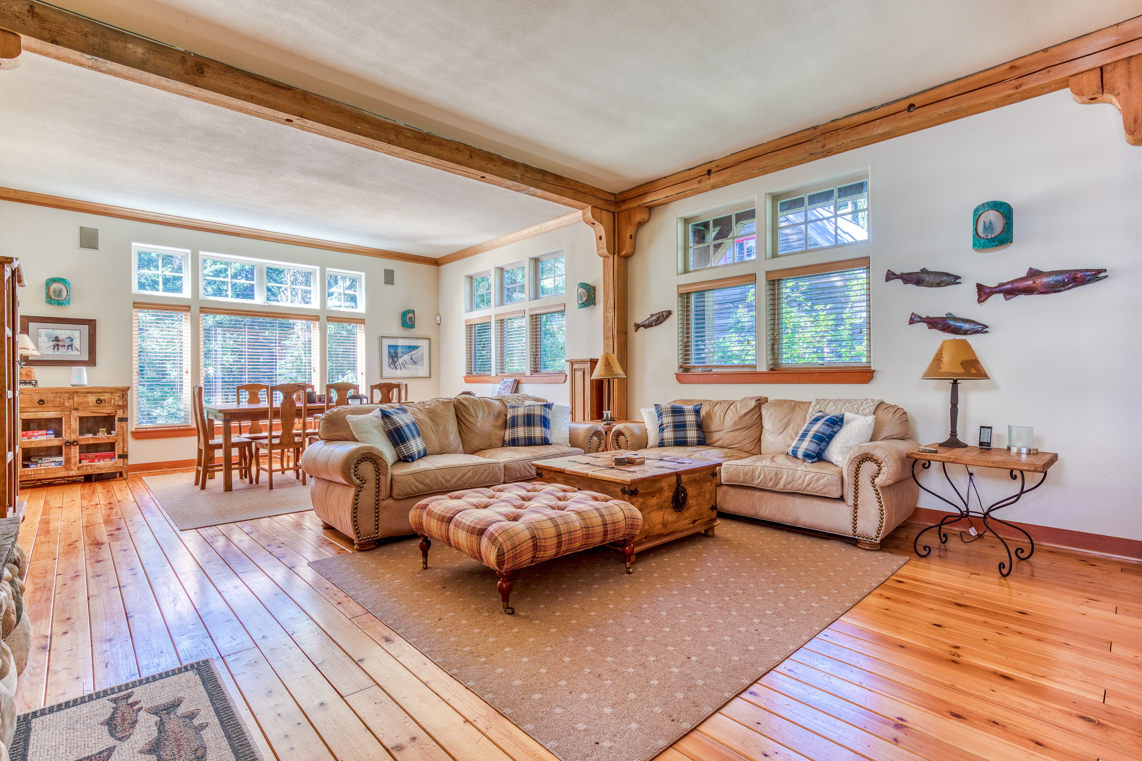 Beautiful mountain retreat with 2 suites & bunkroom, walk to dining & amenities