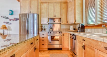 Beautiful mountain retreat with 2 suites & bunkroom, walk to dining & amenities