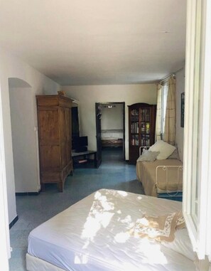 3 slaapkamers, een bureau, een strijkplank/strijkijzer, reisbedje