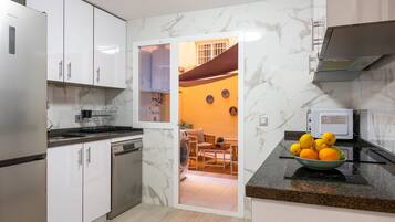 Een koelkast, een magnetron, een oven, een kookplaat