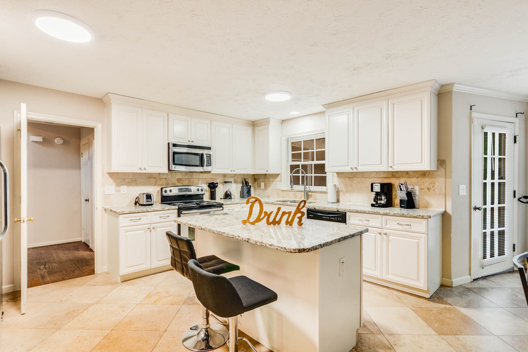 Cheerful 4BR Modern home with private pool