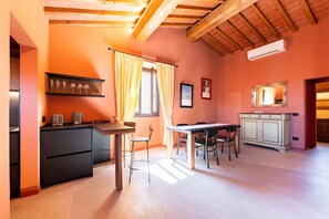 Une cuisine équipée d’une table à manger, de chaises et d’un four encastré.