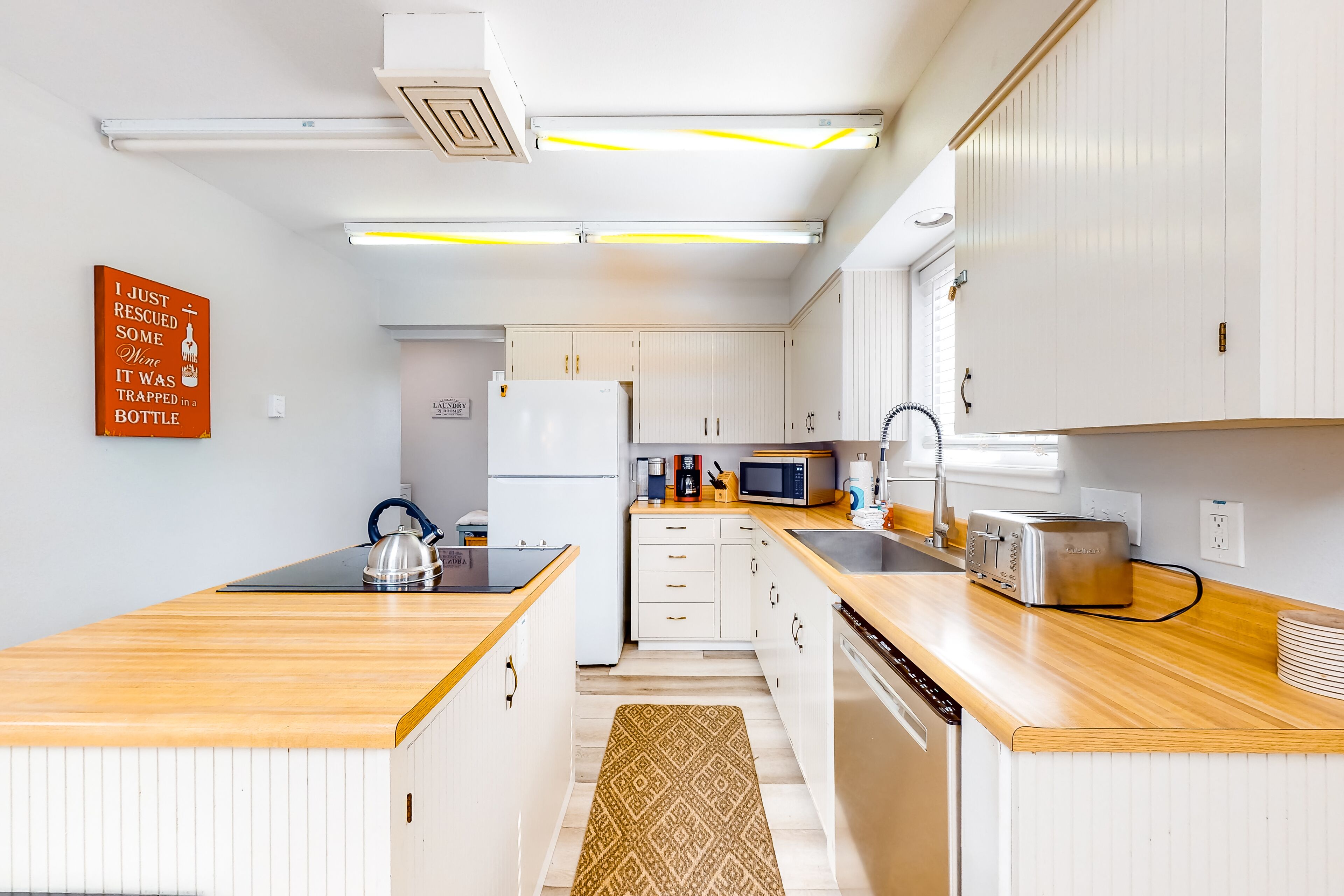 Enchanting home near the coast with hot tub, full kitchen & washer/dryer