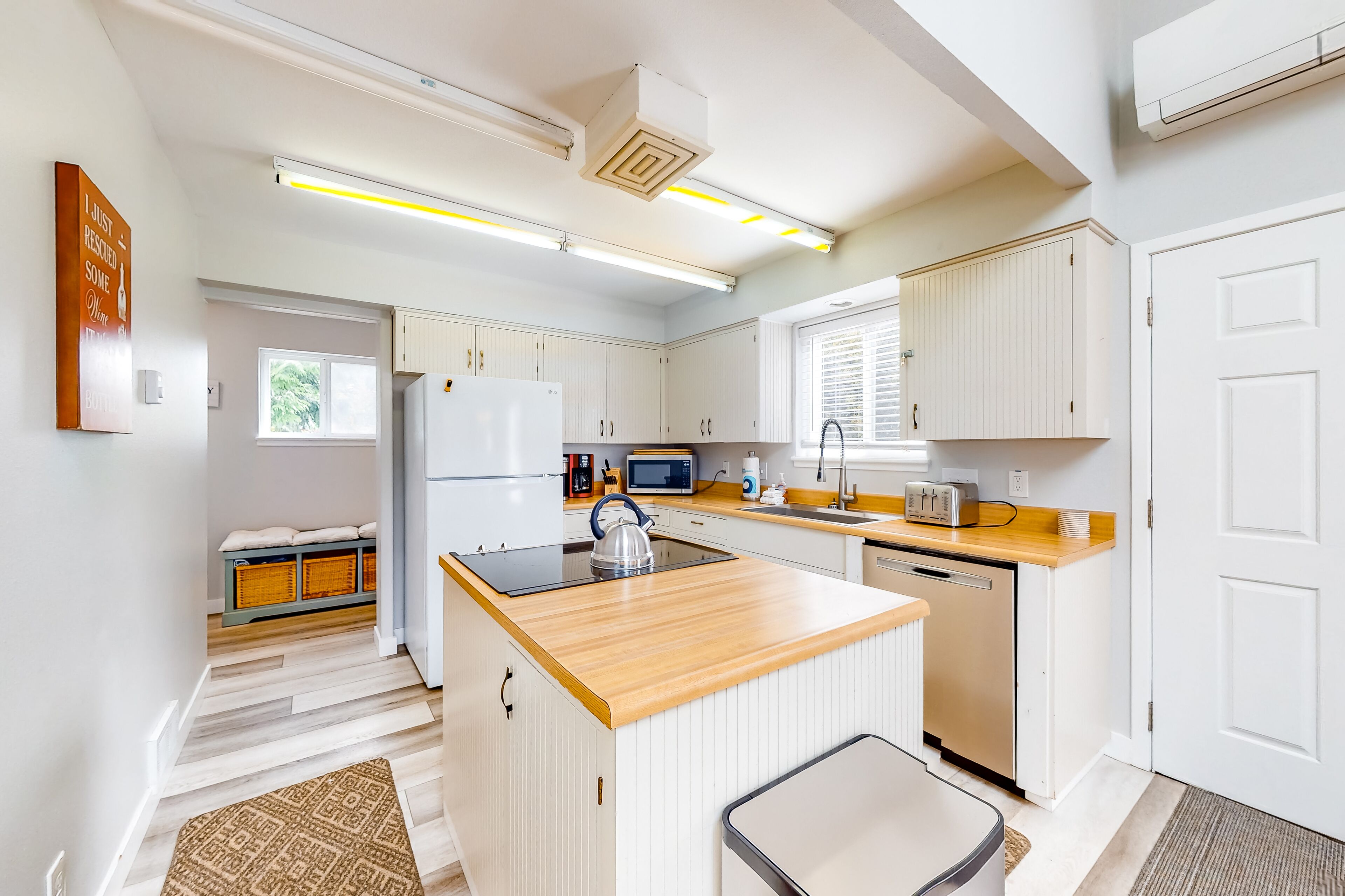 Enchanting home near the coast with hot tub, full kitchen & washer/dryer