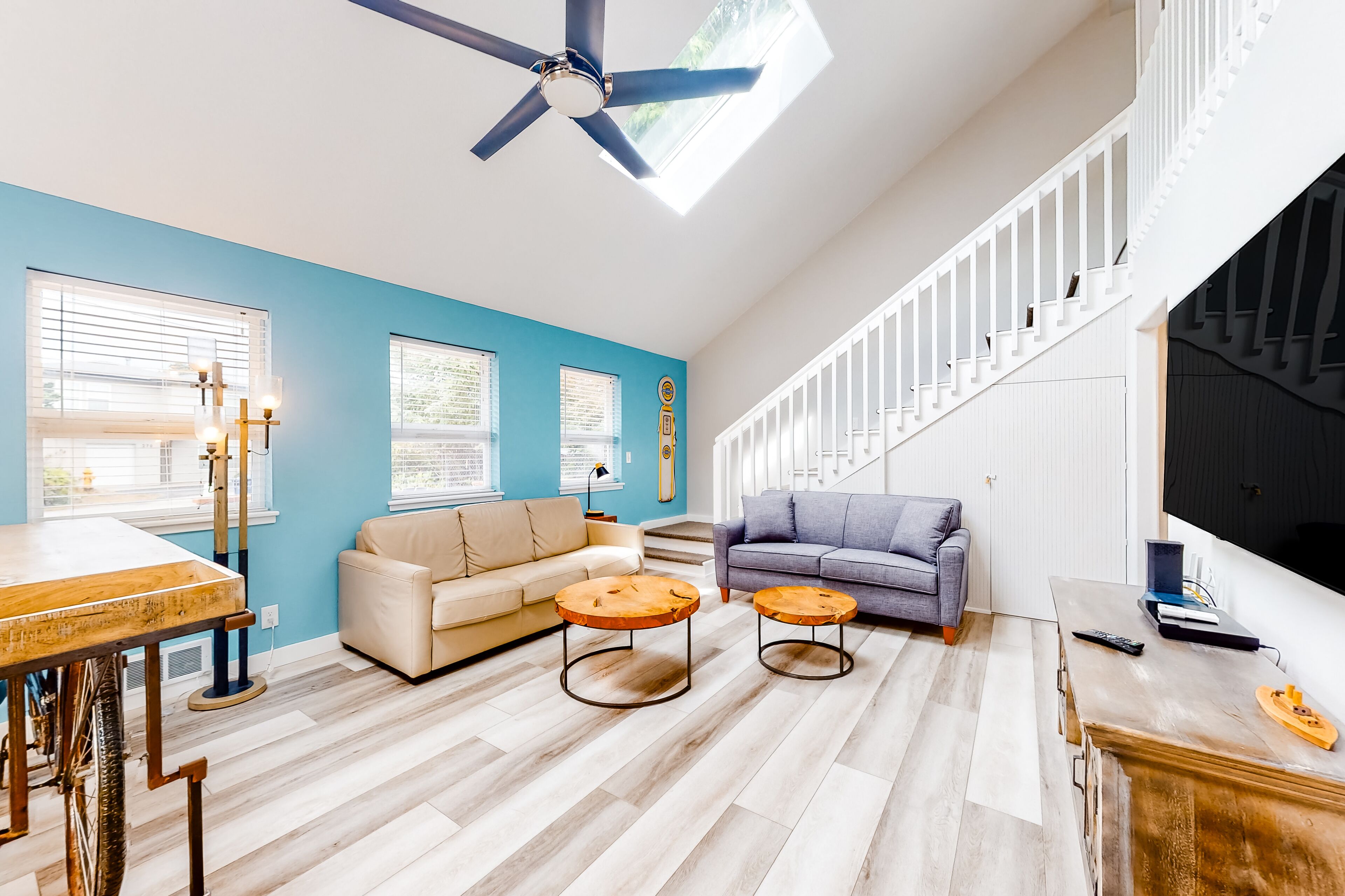 Enchanting home near the coast with hot tub, full kitchen & washer/dryer