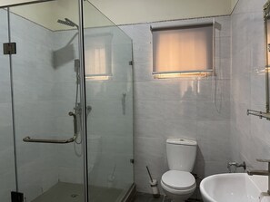 Douche, serviettes fournies, savon, papier toilette
