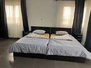 2 habitaciones, escritorio, tabla de planchar con plancha y wifi gratis 