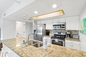 Fridge, microwave, oven, stovetop - 🌴 Updated 2-Bedroom Condo with Intracoastal Views & Ground-Level Convenience – Indian Rocks Beach (Indian Rocks Beach)