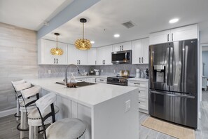 Kjøleskap, mikrobølgeovn, ovn og kokeplater