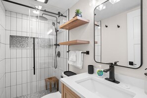 Ensemble douche/baignoire, sèche-cheveux, serviettes fournies