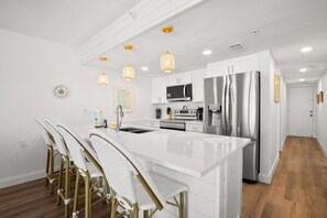 Kjøleskap, mikrobølgeovn, ovn og kokeplater