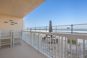 Property grounds - 🌊 Gulf Front 2BR Condo with Direct Pool Deck Access Sleeps 6 – Indian Rocks Beach (Indian Rocks Beach)