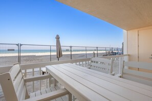 Property grounds - 🌊 Gulf Front 2BR Condo with Direct Pool Deck Access Sleeps 6 – Indian Rocks Beach (Indian Rocks Beach)