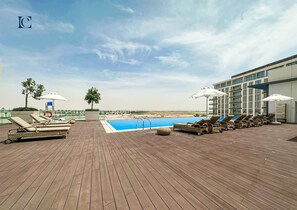 สระว่ายน้ำกลางแจ้ง