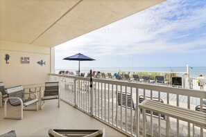 Property grounds - 🌴 Gulf Front 2BR Condo with Direct Pool Patio Access & Stunning Views Sleeps 6 –  Indian Rocks Beach (Indian Rocks Beach)