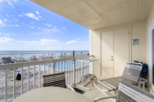 Property grounds - 🌅 Unit 114 – Largest 1BR Gulf Front Condo with Direct Pool Deck Access & Stunning Views - Indian Rocks Beach (Indian Rocks Beach)