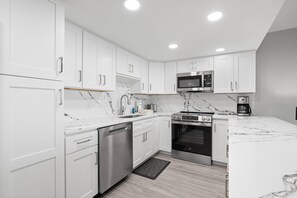 Frigorífico, microondas, horno y placa de cocina