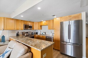 Køleskab, mikrobølgeovn, ovn, kogeplade