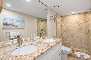 Regadera, secadora de cabello, toallas 