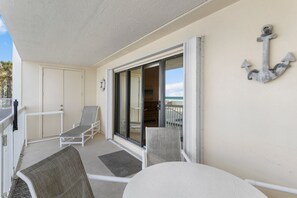 Property grounds - 🌊 Beachfront 2BR Condo with Direct Pool Access – Steps to the Sand, Sleeps 6 - Indian Rocks Beach (Indian Rocks Beach)