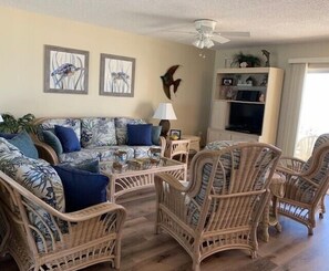 Flat-screen TV - 🌊 Elegant Gulf Front 2BR Condo with Sunlit Patio & Spacious Coastal Comfort Sleeps 6 – Indian Rocks Beach (Indian Rocks Beach)